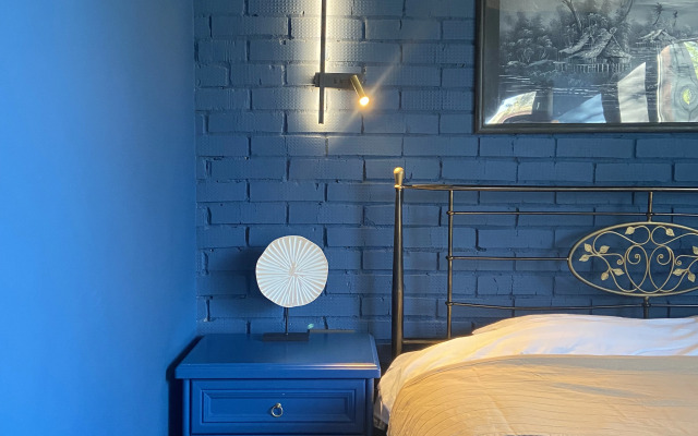 Частный дом cтильный уютный с камином на берегу реки