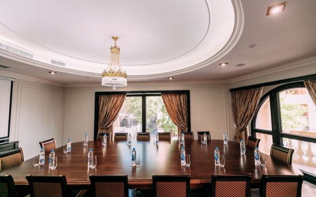 Отель Golden Palace Hotel Yerevan