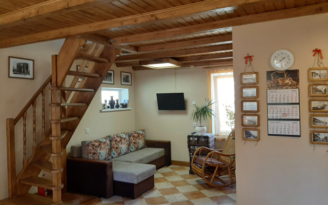 Listya Travyi Guest House