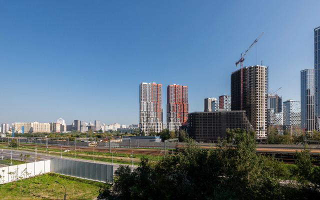 S Podiumom i vydvizhnoj krovat'yu dizajnerskaya Flat