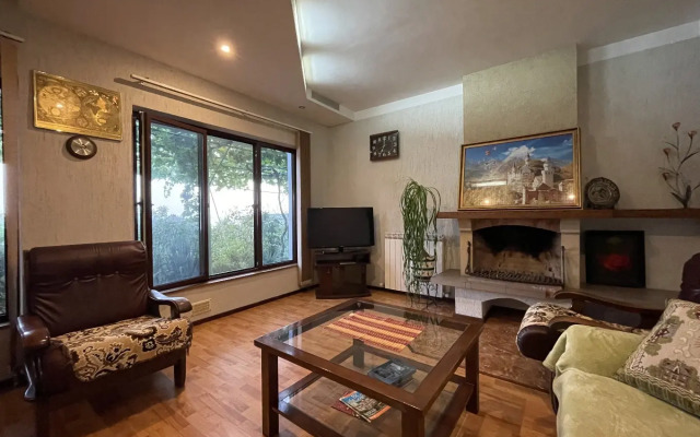 Dvukhetazhny Na Ulitse Drazhinskogo 33 Private house