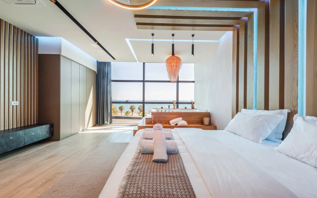 Marina Luxury Suites 101 Jacuzzi Apartments