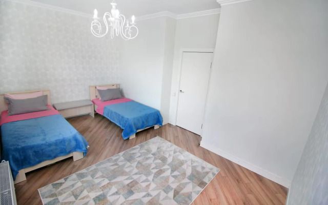 Trekhkomnatnaya V Zhk braun Vozle Trts Mega Almaty Flat