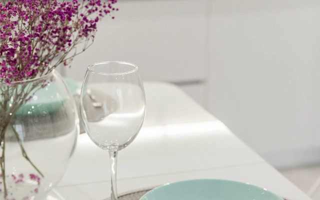 Dizaynerskiye na 24 Etazhe s Ponoramnymi Oknami Apartment