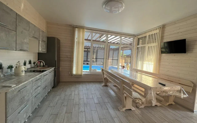 S baney i basseynom Private house