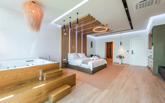 Marina Luxury Suites 101 Jacuzzi Apartments