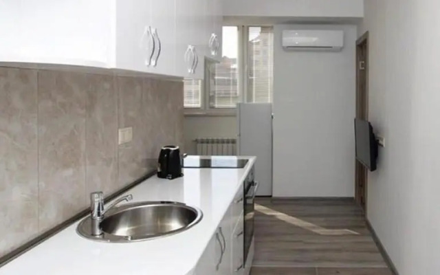 8 1v tsentre Erevana s Balkonom Apartment