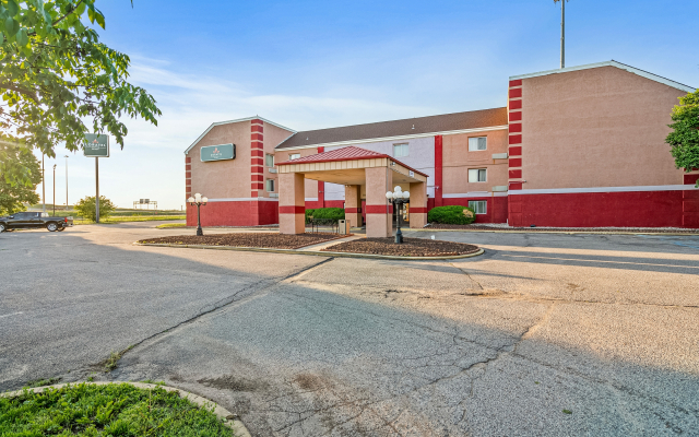Отель Coratel Plus Suites Wichita West Airport