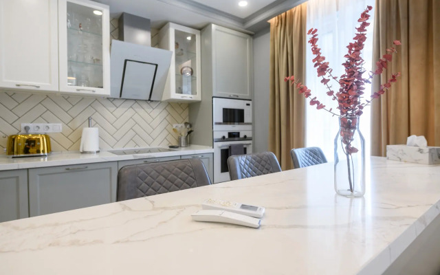 Uyutnaya s dizaynerskim remontom Flat