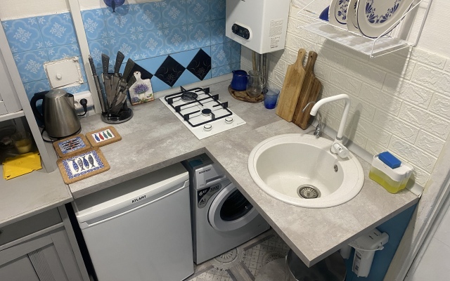 Uyutnaya studiya s balkonom okolo metro Apartments