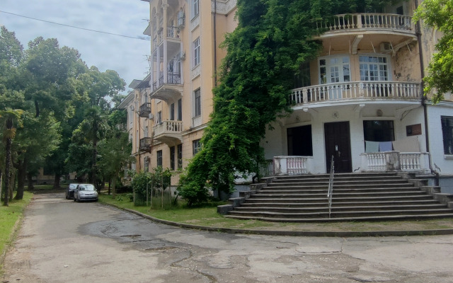 Trekhkomnatnaya v Sukhumi na Beregu Morya Flat