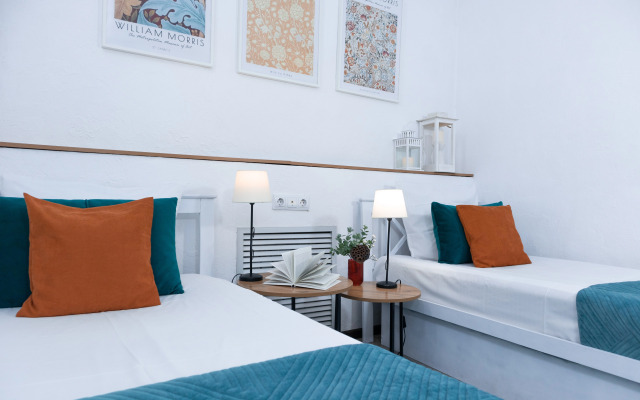 Atmosfernye na naberezhnoj v dome s kolonnami Lovets Snov 1 Apartments