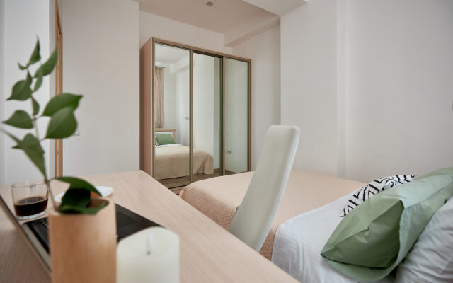 In the center of the Riviera Park Apartments