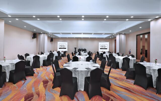 Отель Neo+ Waru Sidoarjo