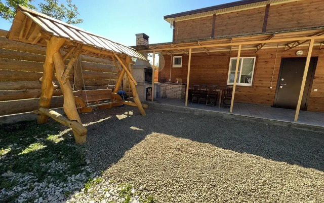 S baney basseynom i mangalom na beregu reki Private house