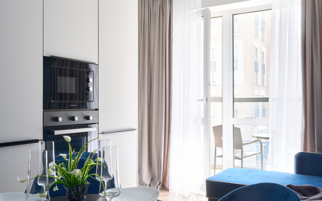 u Pulkovskogo parka s panoramnymi oknami Flat