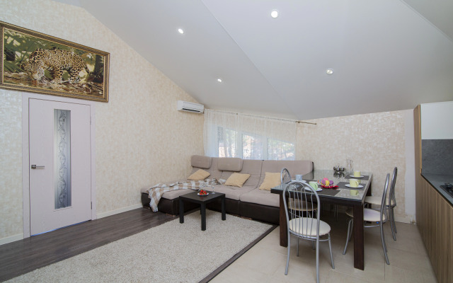 Апартаменты Трехкомнатная квартира на ул. Колхозной 112