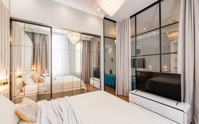 Апартаменты с видом на Невский проспект