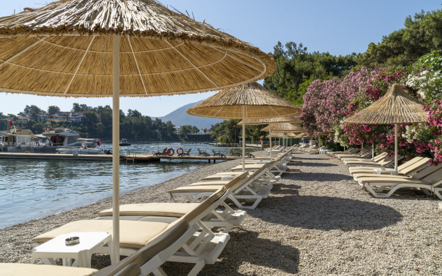Alesta Yacht Hotel