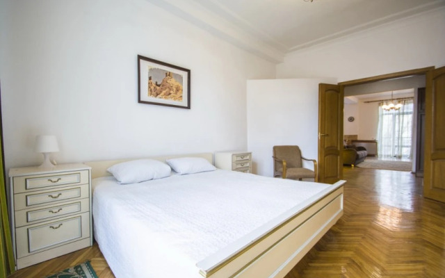 Apartment hotel Apartamenty 3-Komnatnye Leningradskaya 1a