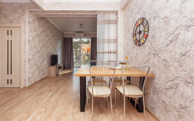 Апартаменты 2-комнатные для семьи с большим балконом