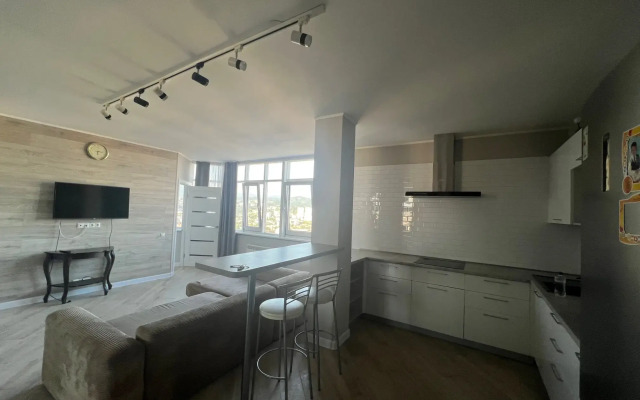 Квартира Уютная Трехкомнатная с Изолированными Спальнями в Центре Сочи