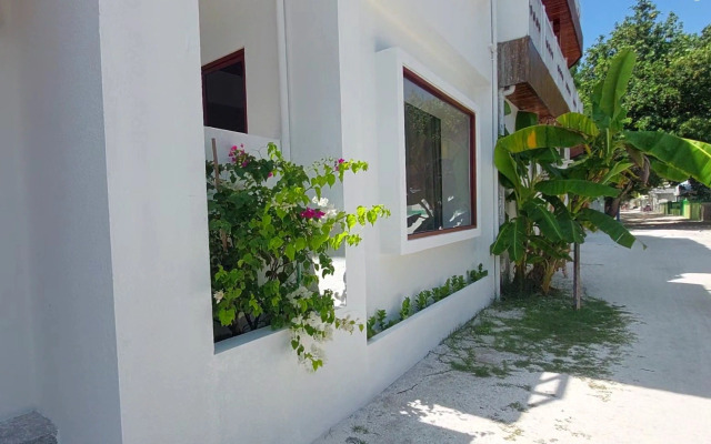 Comfy Cool Breeze by Emzaz Hotel