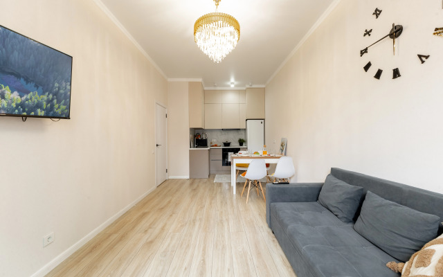 Vozle Khan-Shatyra I Botanicheskogo Sada Flat