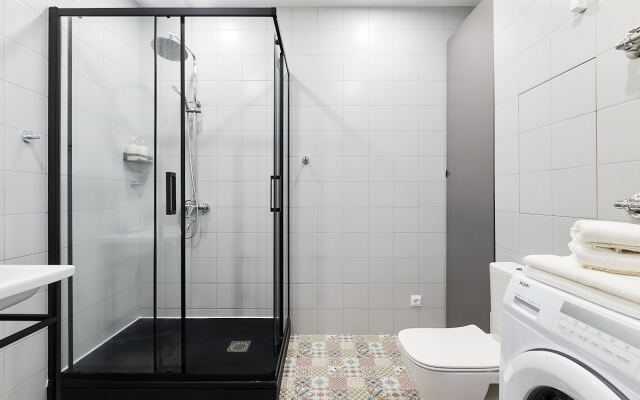 S panoramnym vidom na gorod Flat