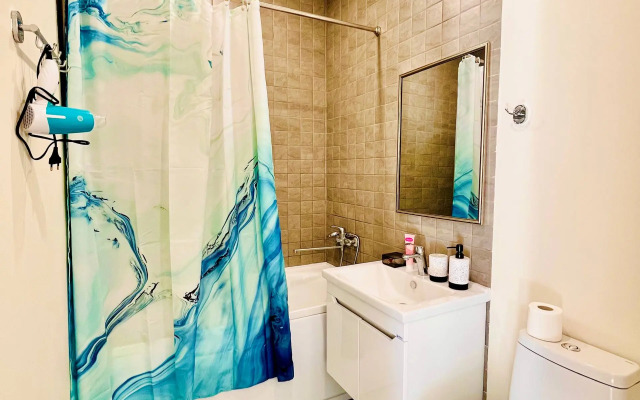 Квартира Шикарная Студия с Французским Балконом в Сердце Европейского