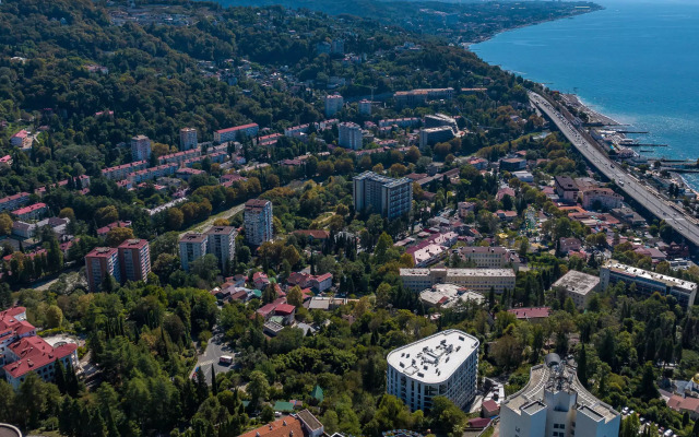 V Sochi Tsentr  Khosty s kruglogodichnym podogrevaemym bassejnom i vidom na more AK Gorka Apartments