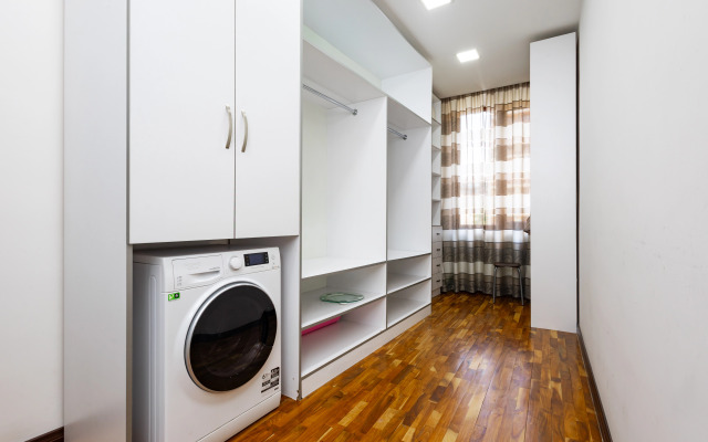 4-K v Novostroyke, Ulitsa Arama, Di777 Flat