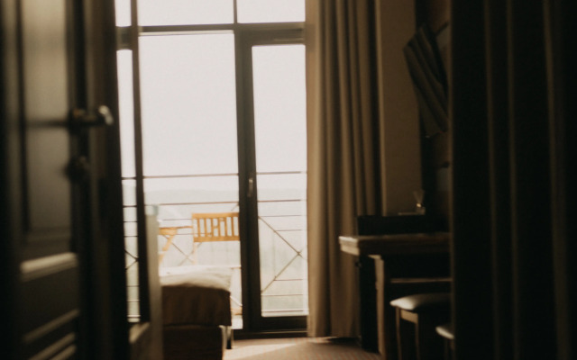 S potryasayuschim vidom na Solnechnoy Doline Apartments