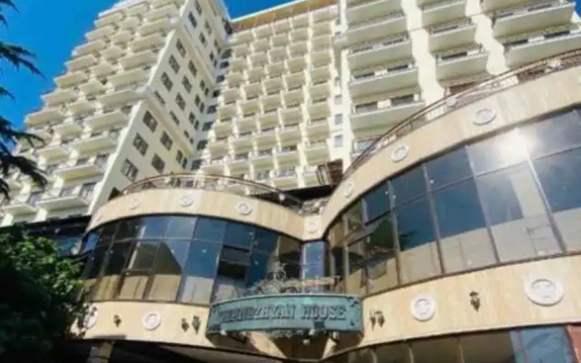 Dvukhkomnatnyye Klassik s Balkonom i Vidom na More Apartments