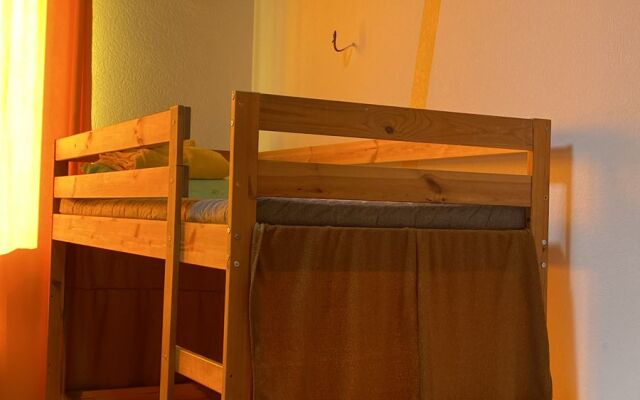 Na Lva Tolstogo 13 Hostel