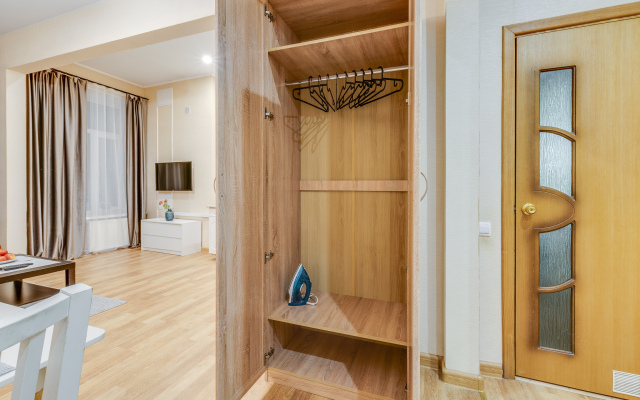 Prostornaya U Naberezhnoy Nevy Flat