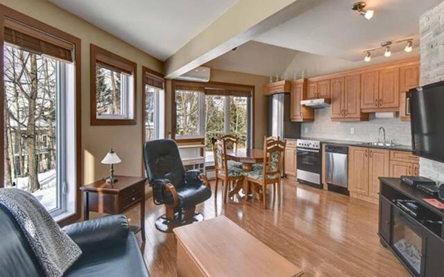 Bright Condo near the Lake Private House