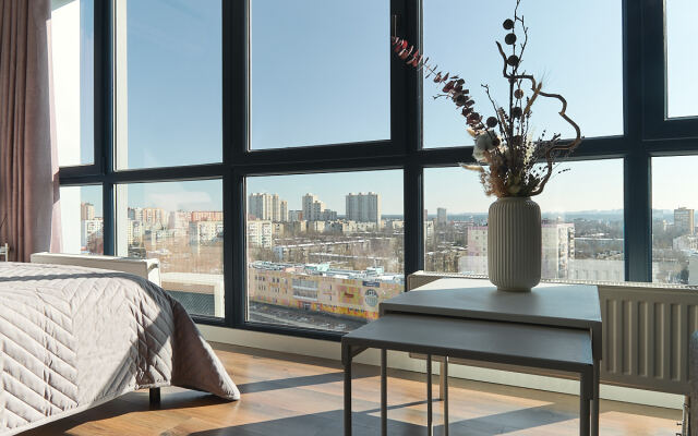 S panoramnym vidom na gorod Flat