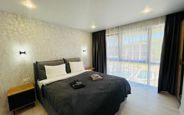 Tryokhkomnatnaya kvartira s vidom na basseyn Apartments