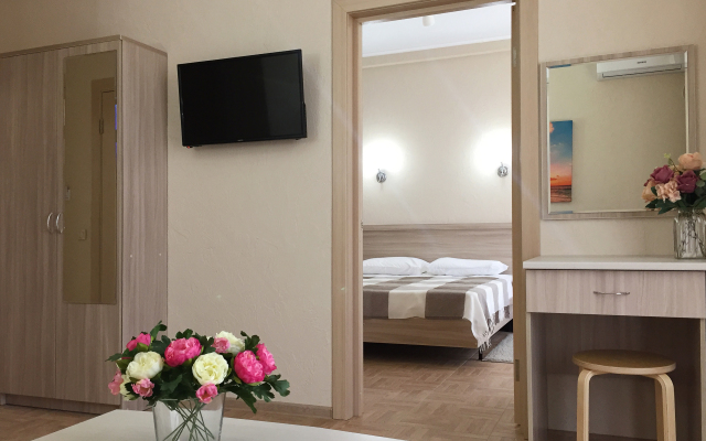 AUGUST Na Pionerskom Guest house