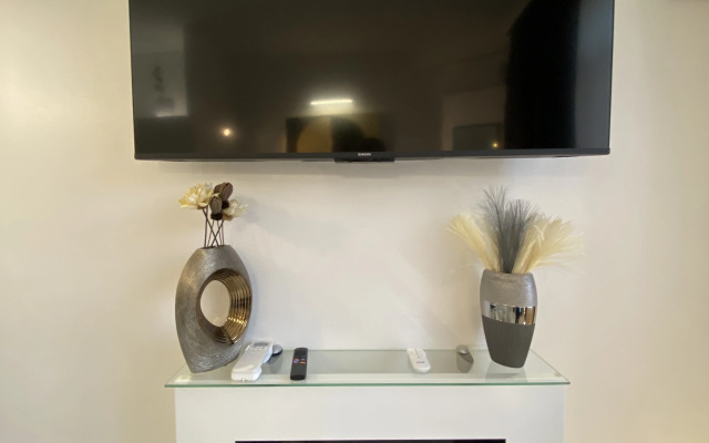 Апартаменты в современном стиле с камином