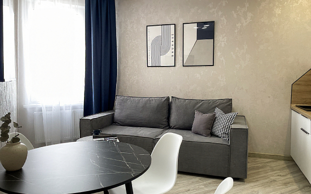 V tsentre s vidom na reku Flat