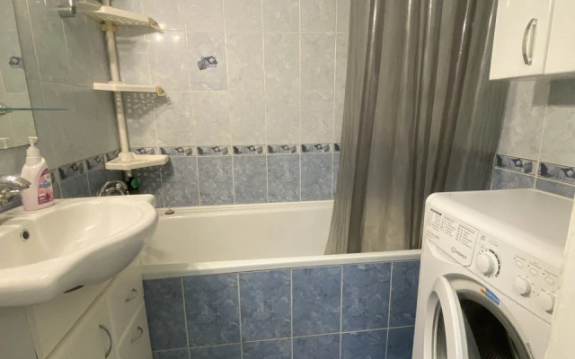 3Kh Komnatnaya Ryadom S Parkom Pobedy 3 Etazh Flat
