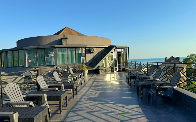 Апартаменты с балконом. 3 минуты до пляжа. Для четверых гостей.