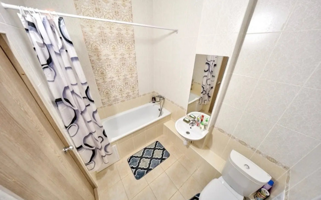 Sovremennaya Komfortnaya Yevrodvushka Na 21 Etazhe Apartments