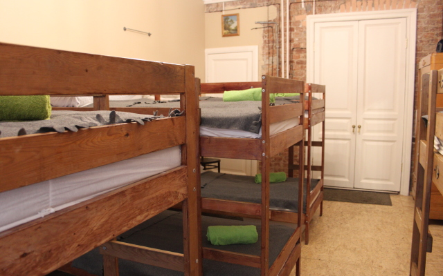 Old Flat Na Sovetskoy Hostel