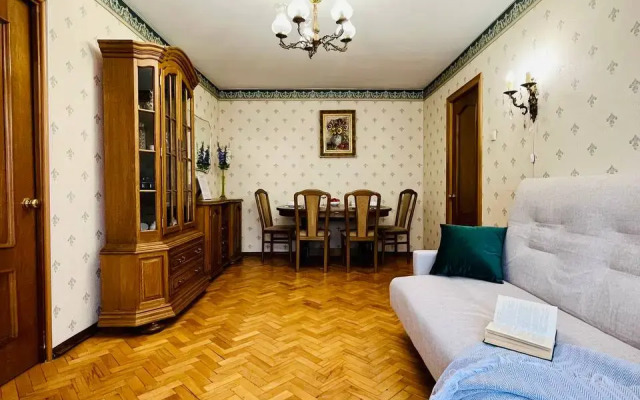 Uyutnaya 3-X Komnatnaya U Metro Akademicheskaya Flat