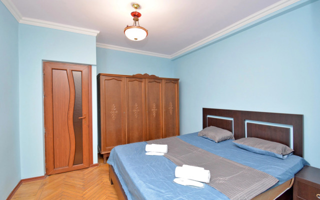 Trekhkomnatnaya v Tsentre Goroda Flat
