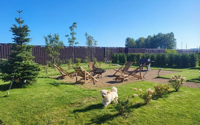 Частный дом с панорамными окнами с выходом на террасу и баней на дровах