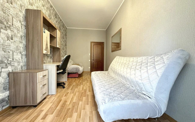 Квартира Трехкомнатная с Балконом и Кондиционером в Центре на Весенней